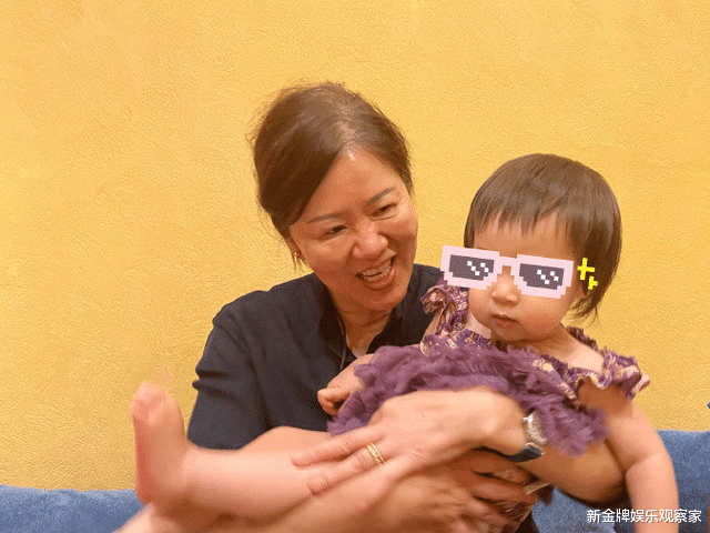 郎平|61岁郎平近照罕见曝光，卸任后变年轻，给惠若琪女儿上扣球启蒙课