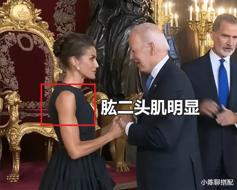 穿衣搭配 西班牙王后：49岁白发丛生但不染，穿衣低调气质，自然老去也很美