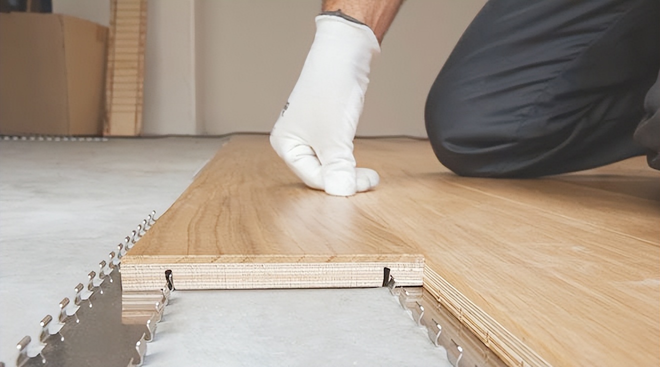 地板这样去铺第一次见，整体更加省时好维修，对低层高的很有利