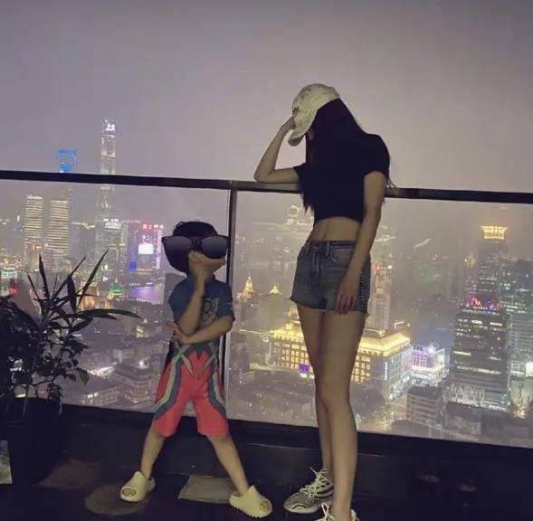 Angelababy|angelababy带5岁儿子穷游!盯着手机忙工作,不忘陪伴儿子真有爱