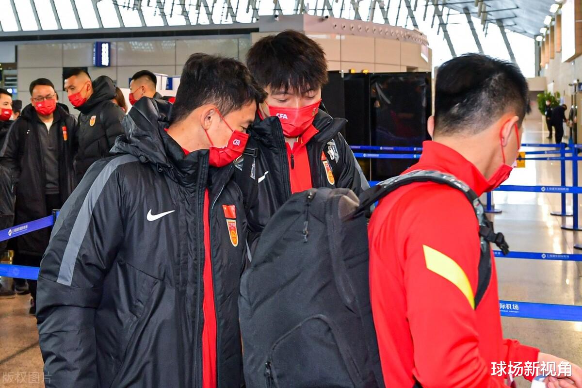 中超|上午10点，国足队员最新言论引发争议，球迷：你去柬埔寨也没人要
