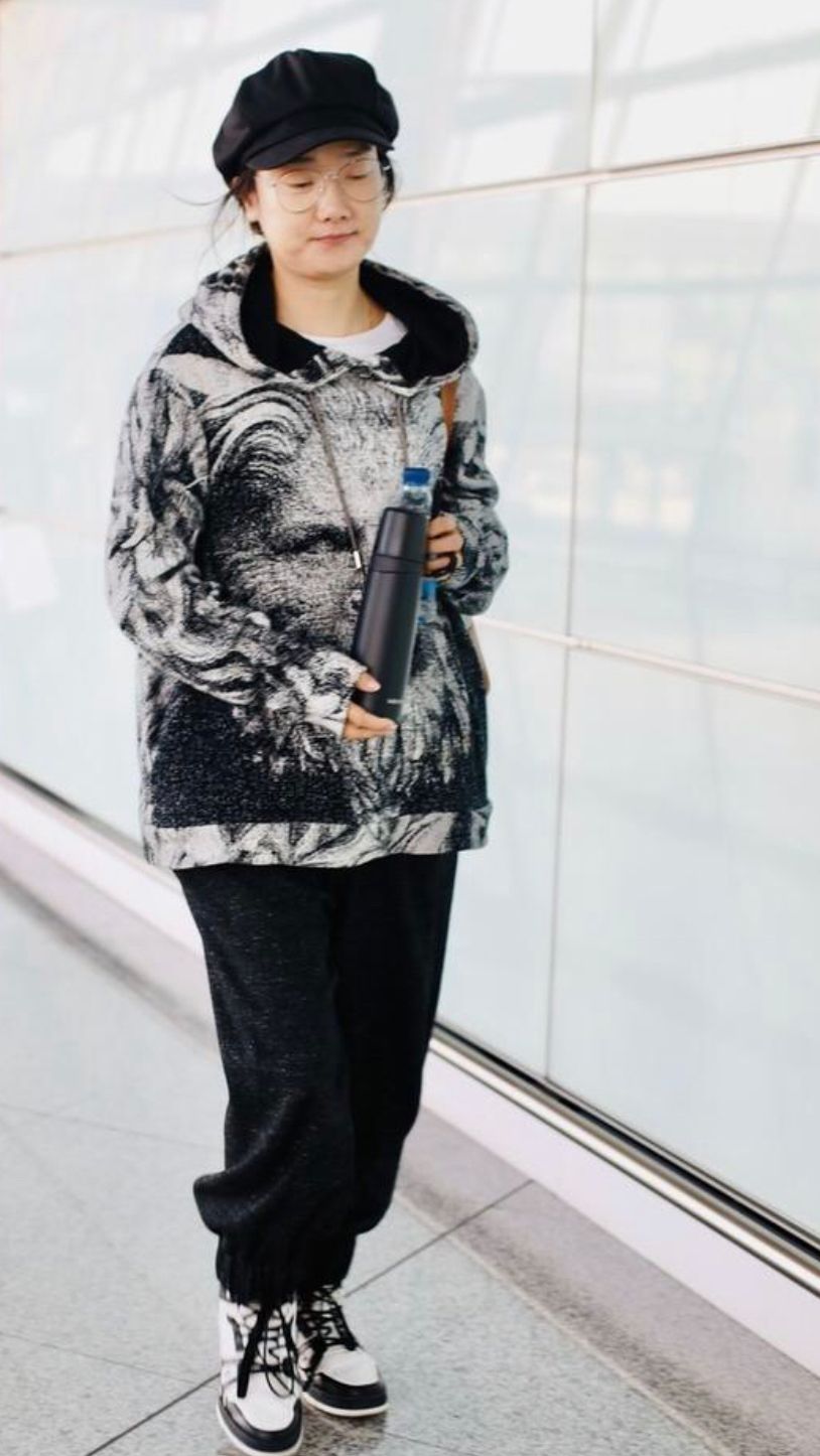 杨魏玲花 “凤凰传奇”玲花走机场，素面朝天手拎保温杯，中年女人真实模样