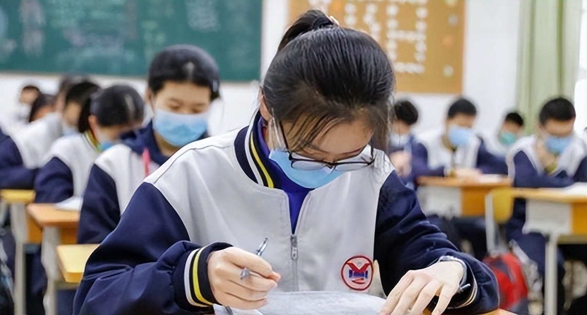 直男 当老师将手指印在试卷上后，学生帮忙实现“美甲自由”，笑不活了
