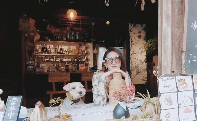 刘亦菲|刘亦菲首次发布大理日常Vlog，小猫小狗成主角，跟她抢食