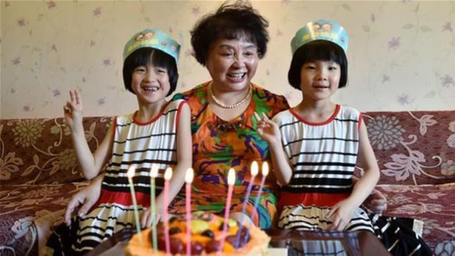 2010年,60岁大妈艰难产下双胞胎,11年后直言:有来生我不会再要