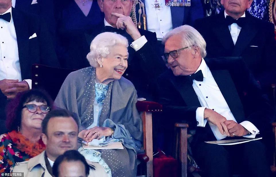 汤姆·克鲁斯|59岁阿汤哥参加女王庆典，在温莎被疯狂围观，借机宣传电影引争议