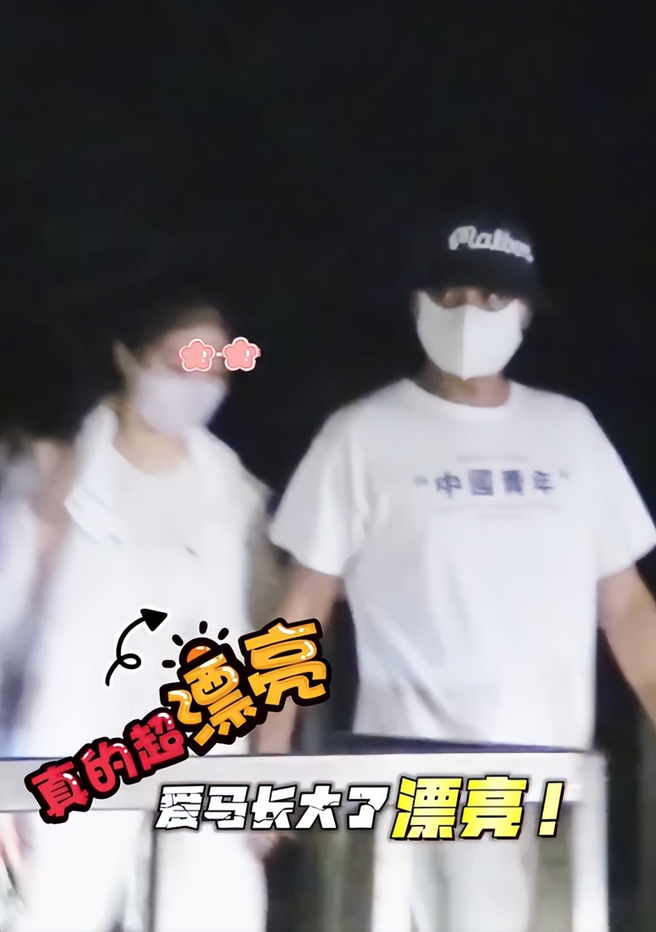 话剧|文章大女儿看话剧被拍！牵爸爸手走路显紧张，14岁个子接近成年人