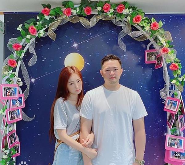 胡宇崴|37岁曾沛慈结婚,39岁胡宇崴订婚,步入婚姻的童年偶像还有他们