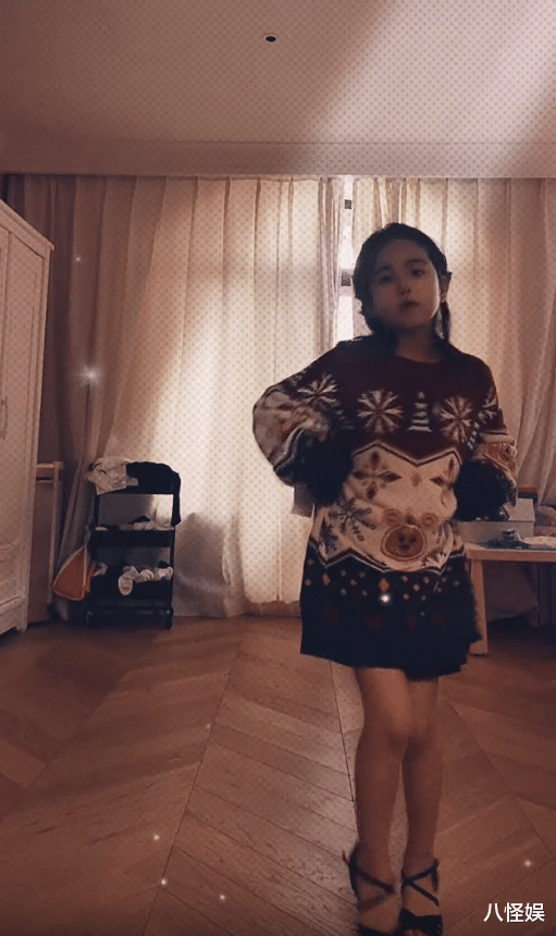 迪丽热巴|包贝尔女儿晒照,7岁饺子穿妈妈毛衣踩高跟鞋跳舞,扮成妈妈翻版