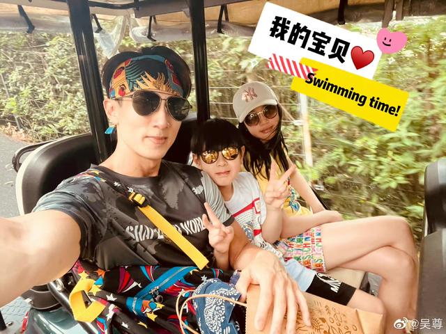 吴尊|吴尊晒一家四口度假照，妻子林丽莹好年轻，和neinei站一起像姐妹