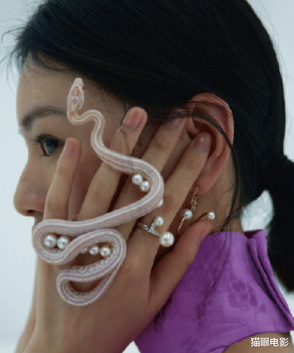 写真|22岁邱天拍写真好大胆!趴在地上脚缠了条蛇,网友:美女不害怕吗