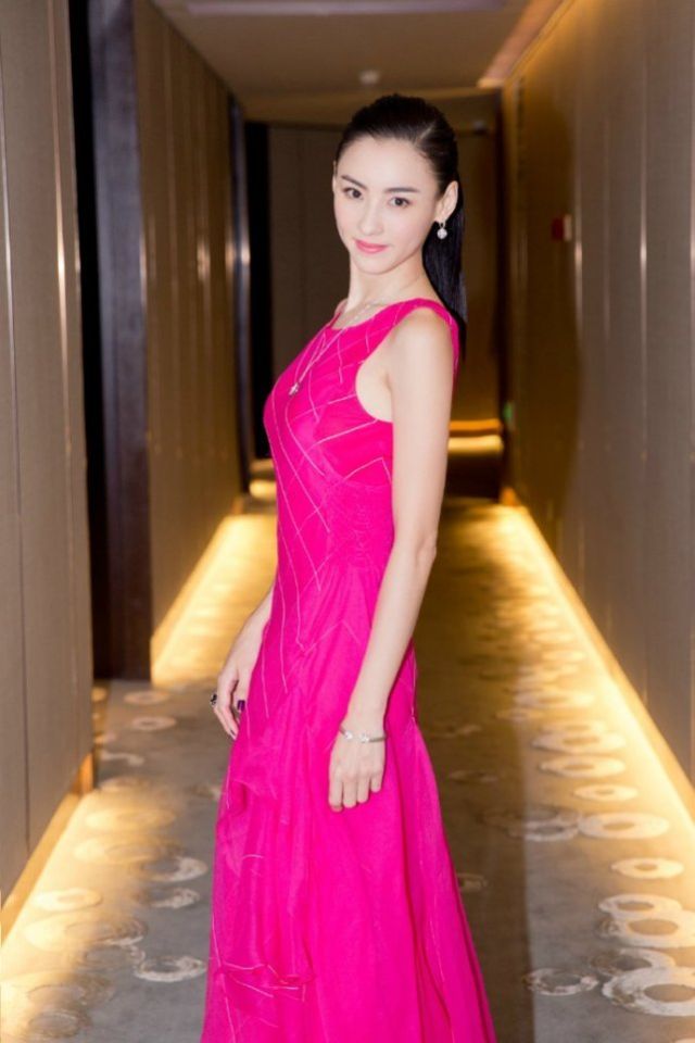 张柏芝|张柏芝大妈装,在菜市场还价买菜,网友:亲民,我们很喜欢