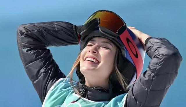 谷爱凌|玩嗨了！谷爱凌与好友海上冲浪，接受外媒采访，堪称高情商发言