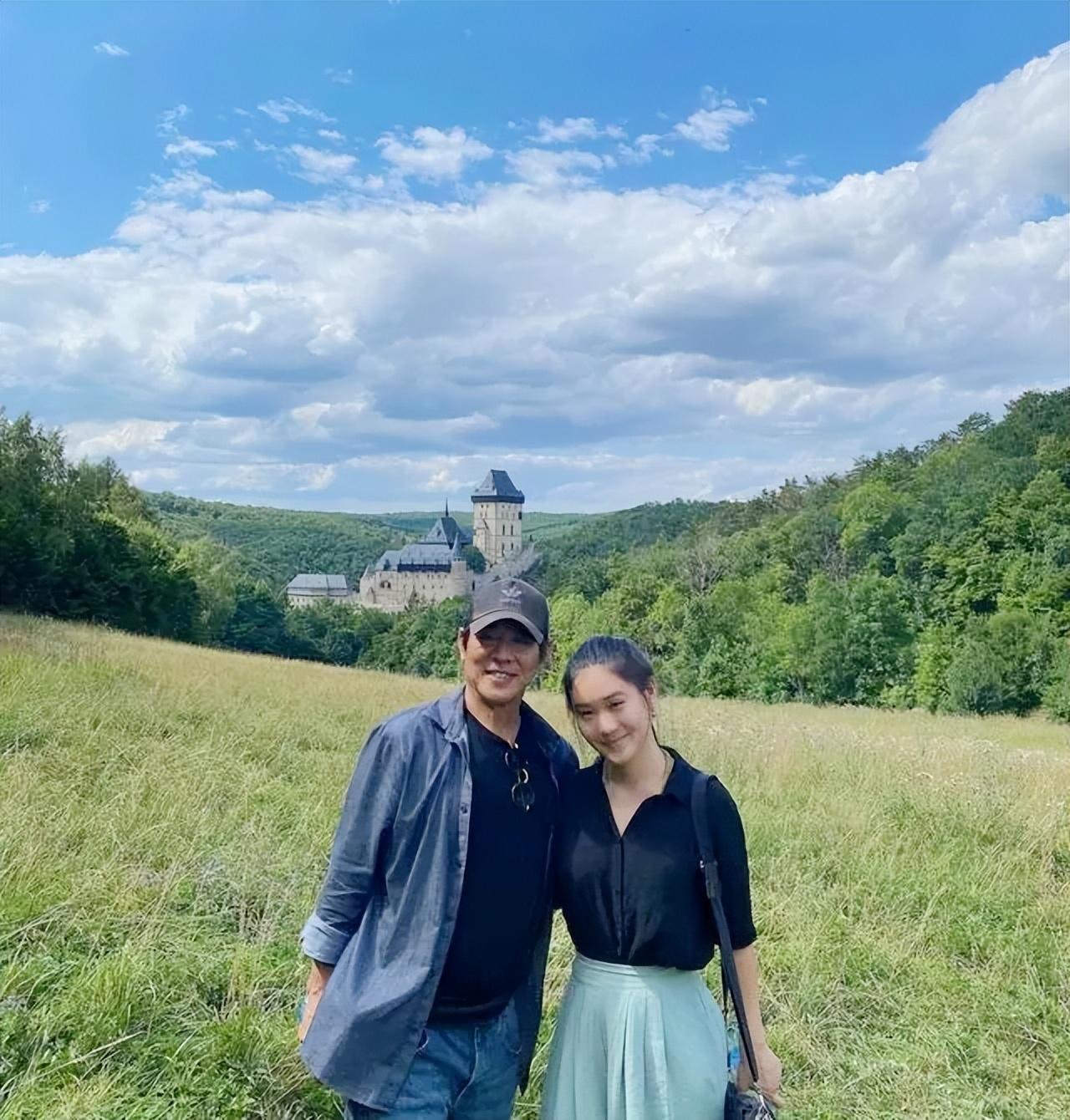 李连杰|59岁李连杰公开无遮挡正面照，胡子花白难掩老态，眼球突出显疲惫