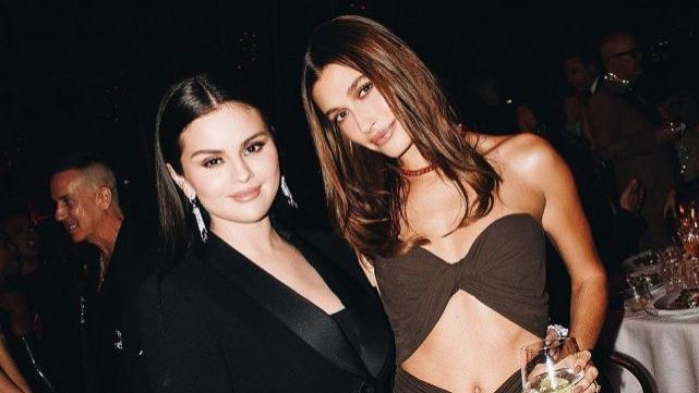 赛琳娜|赛琳娜罕见同框贾斯汀·比伯爱妻，深情相拥似闺蜜，网友大赞旧爱