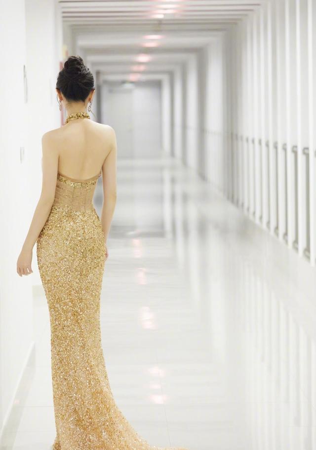 唐嫣|唐嫣亮相东方卫视春晚,仙女裙太美,粉丝羡慕不已!