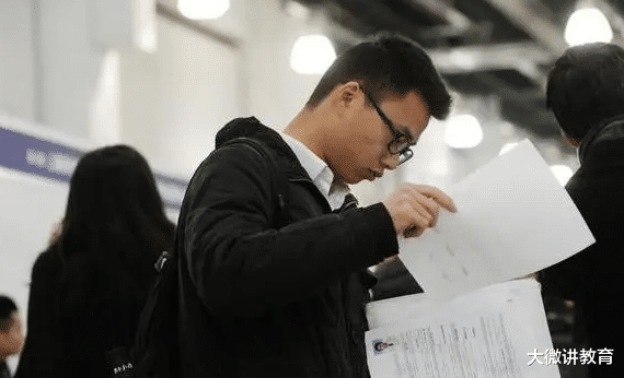 穿衣搭配|幸福来敲门，官方又下发新通知，或将改善应届生慢就业现象