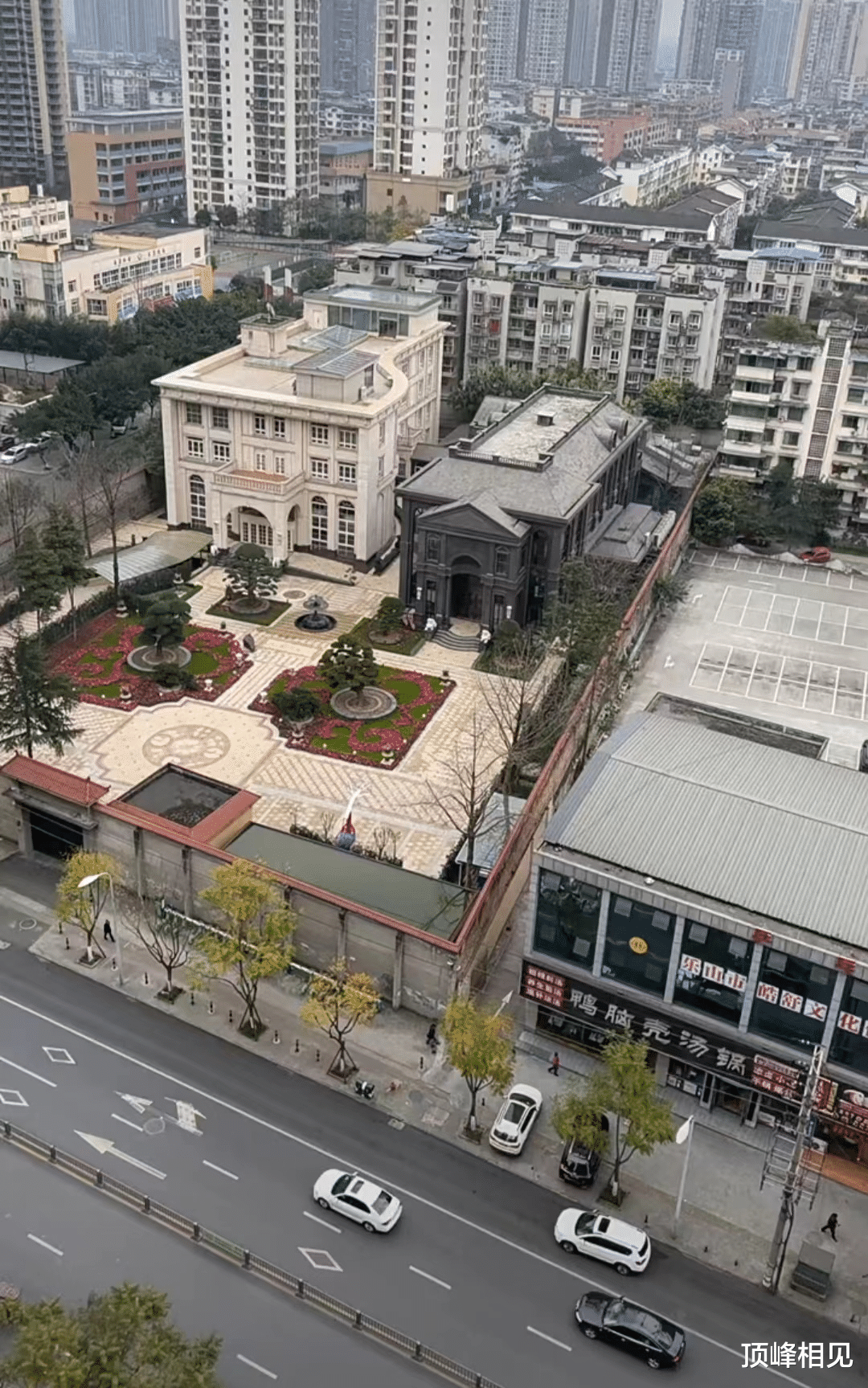 别墅|出门就能吃到鸭脑壳汤锅的乐山别墅，白色像钢琴，黑色像椅子