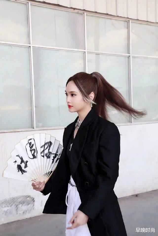 杨丞琳又“乱穿”了!大西装配“破烂”裤,网友:这是什么新时尚