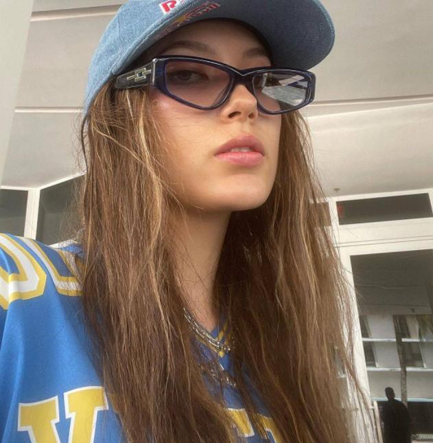 刘翔|谷爱凌穿短裤冲浪，抱着异性十分开心，真是肤白貌美，大长腿