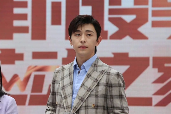 邓伦|邓伦艺考时住80块钱一晚的地下室,普通家庭出身,经济条件并不好