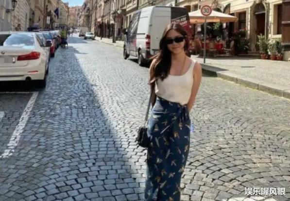 李连杰|59岁李连杰欧洲度假，女儿身高已超其父，曾被曝患抑郁症