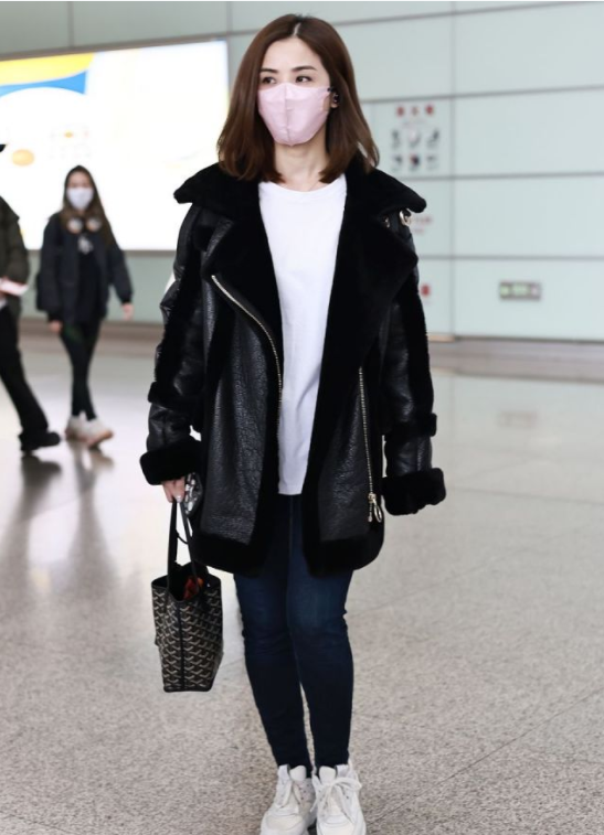 阿娇|阿娇是有多怕冷？大羽绒服配毛衣肿得像企鹅，阿sa简约穿搭赢很大