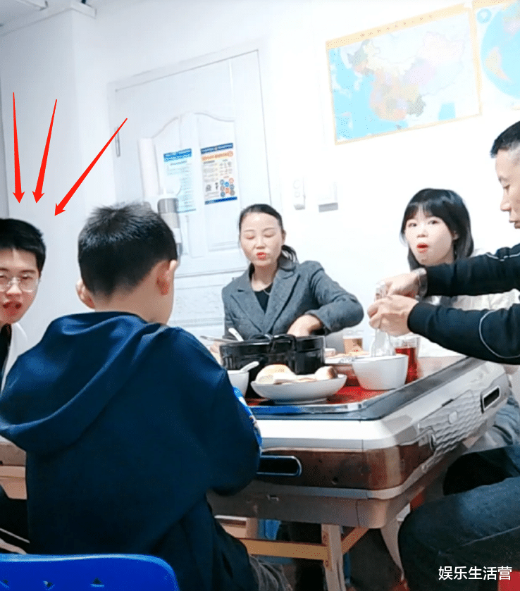 孙悦|孙卓戴口罩吃团圆饭引争议，座位暴露家庭关系，网友：还是不适应