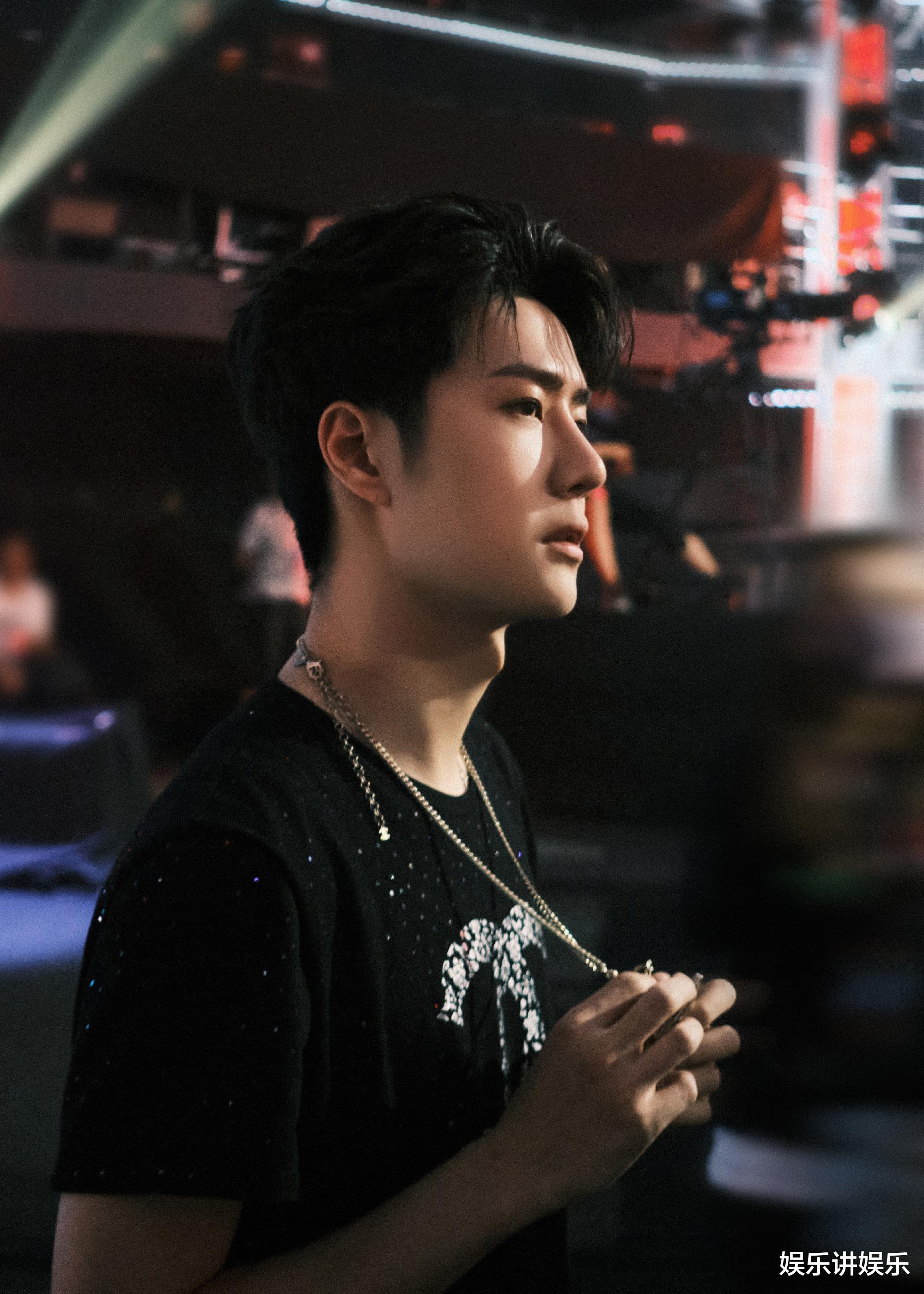 王一博|与王一博搭戏有何感受？群演粉丝现身诉说，被他温柔地扒拉了八次！