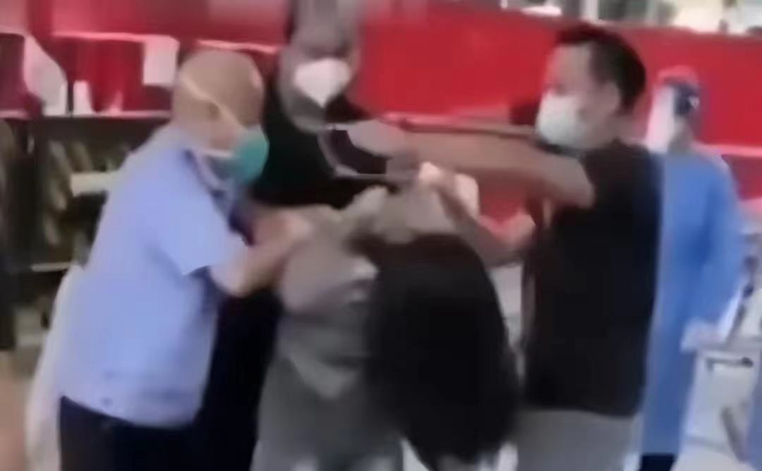 广州名媛不戴口罩当街撒泼,被绑后网暴志愿者