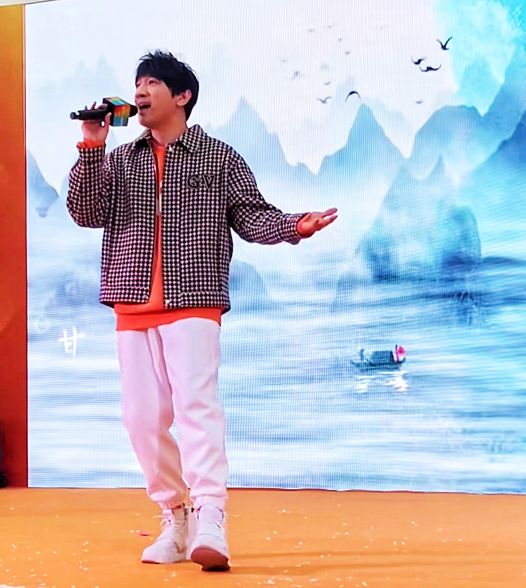 后弦|宁波:43岁歌手后弦参加商演,穿着时尚难掩沧桑,“80后的记忆”