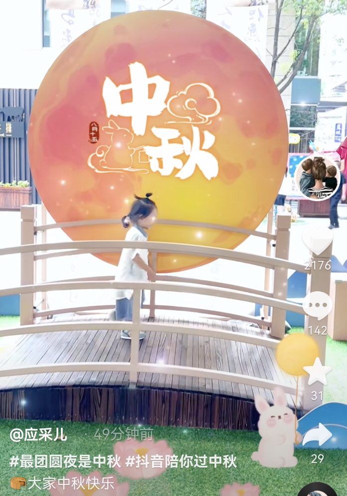 应采儿|应采儿中秋节晒幼子,HoHo奶声奶气送祝福,扎辫子越来越像Jasper