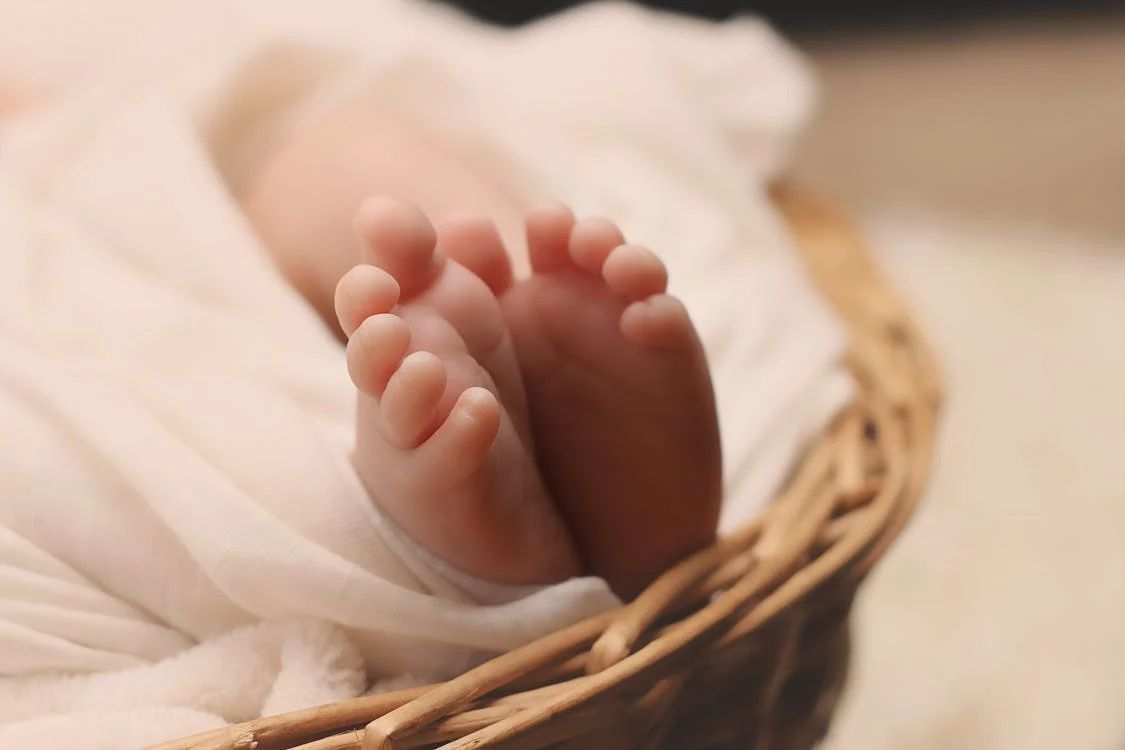 人类的婴儿吵闹会吸引猛兽吗,原始世代的人是如何生存下来的?