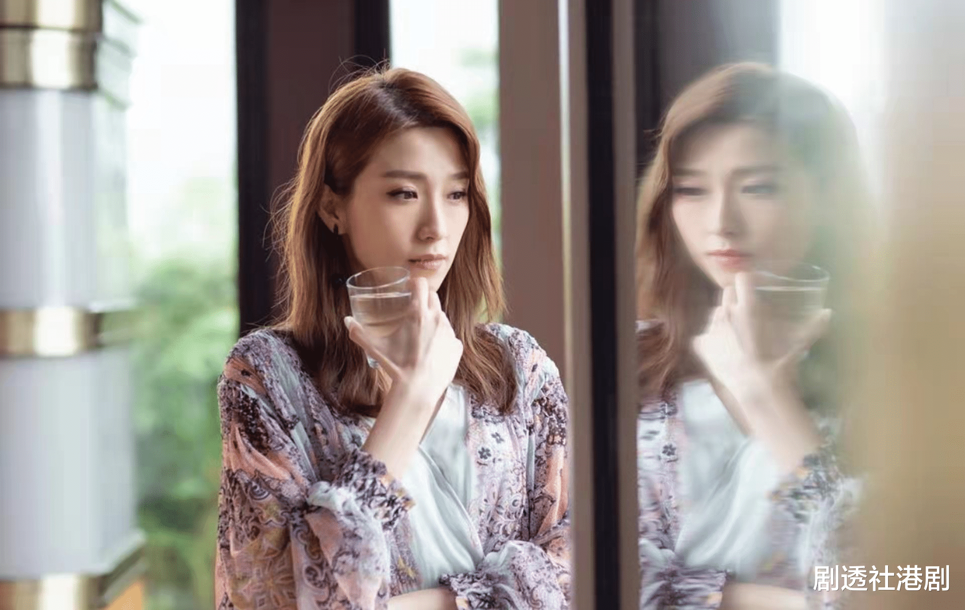 张艺谋|TVB花旦晒童年照眼睛大大精灵又可爱,靠化妆改善眼形不再似“表哥“