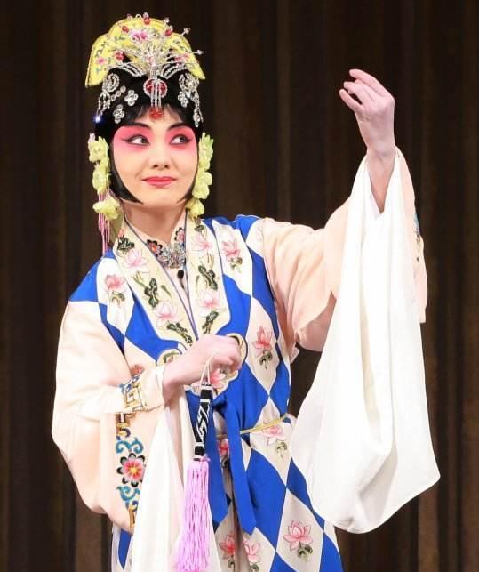 毛晓彤|京剧演员石晓珺称演员不容易起哄的观众太没品和廉价，她说的对吗