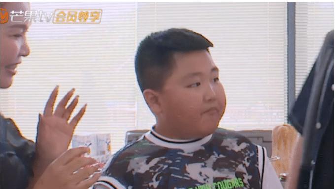 黄晓明|9岁的百万网红小鱼跟着黄晓明来到了中餐厅的后厨，要给大家露一手