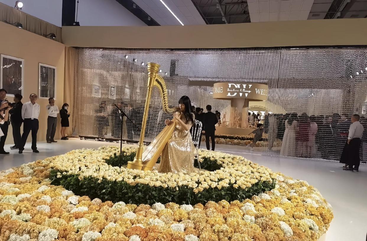 魏晨|安踏太子爷官宣官宣结婚！娇妻体态丰满一副的旺夫相，送18亿彩礼丝毫不手软