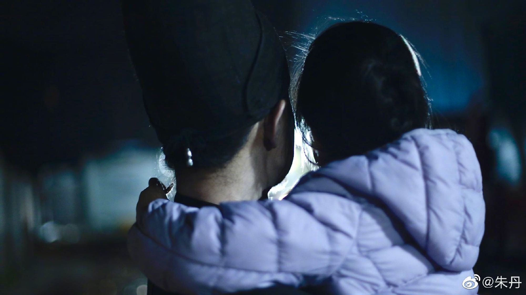 朱丹|朱丹带儿女探班周一围,穿衣朴素不像女明星,女儿趴爸爸身上太有爱