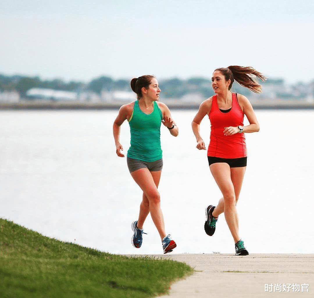 彪马和阿迪要失宠了！中国“尴尬跑鞋“面世，走路如踩在枕头上