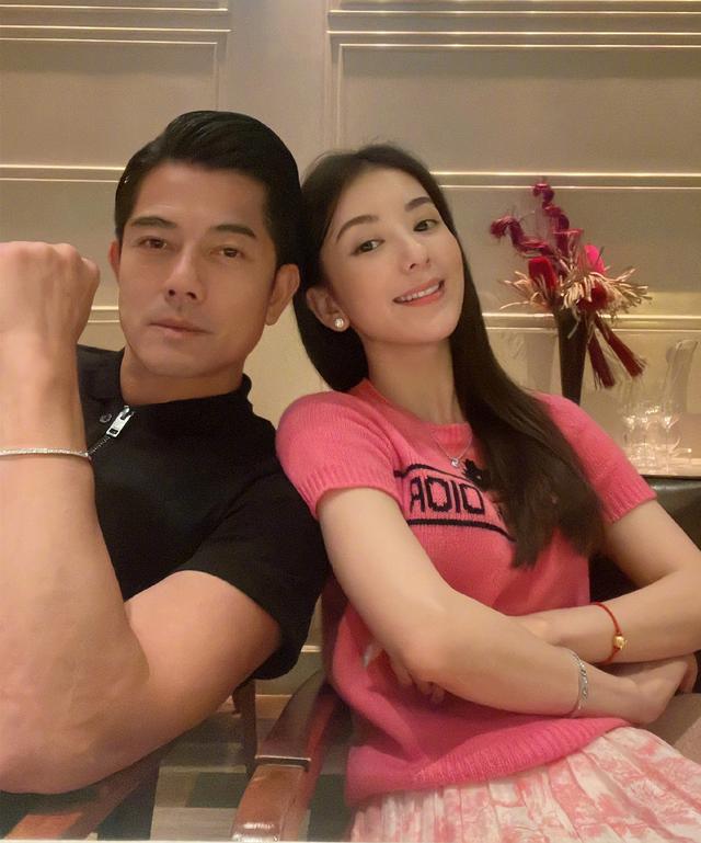 郭富城|郭富城送99朵玫瑰为妻庆生，与岳父母罕同框，年龄相仿却像两代人