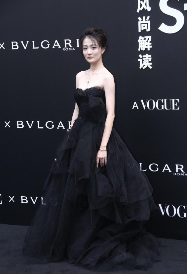 徐璐|徐璐这造型很有“女仆感”，红黑纱裙走暗黑路线，但显得腿好长啊