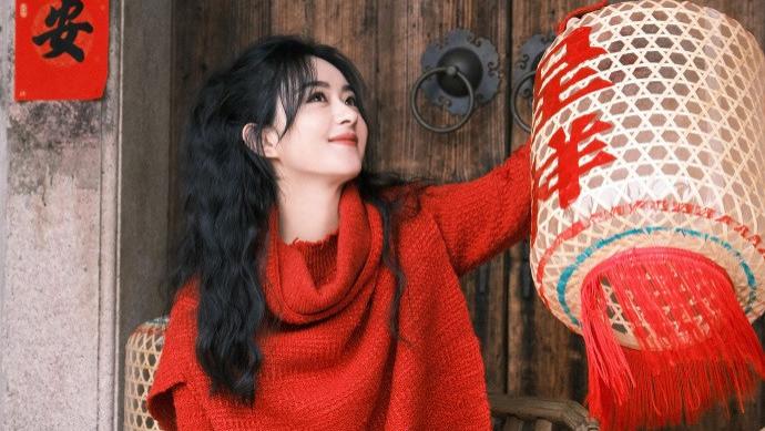 穿衣搭配|赵丽颖放飞心情好可爱！童心未泯快乐似少女，温柔减龄穿搭好时尚