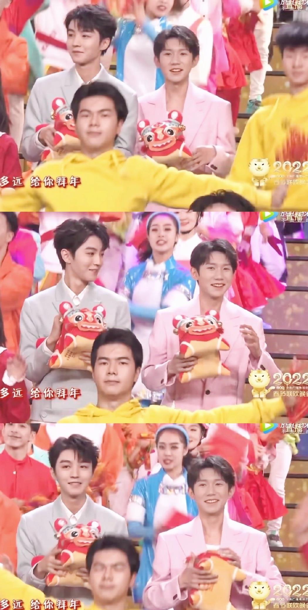 春晚|原来TFBOYS在春晚当天坐的是同一桌，央视霸霸太懂粉丝的心情了