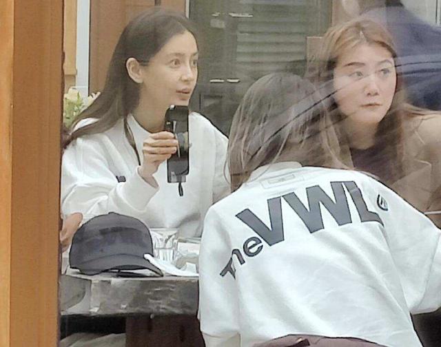 Angelababy|baby与朋友聚会被偶遇,素颜依旧精致有气质,巴掌脸在人群中突出