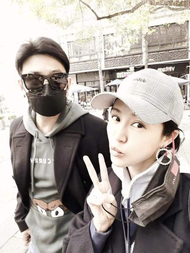 鲍蕾|上海男星陆毅与妻女同游商场!贝儿身高赶上鲍蕾 一家四口温馨有爱