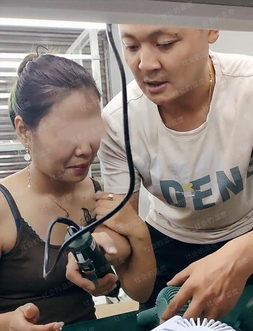 女子进工厂打螺丝,从KTV下岗后再次就业,胸前纹了一只黑蝴蝶