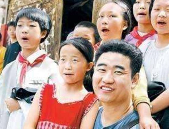 海清|明星资助贫困学生太心酸，有的资助十年被诬告，有的夺夫上位！