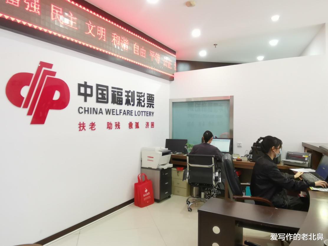 我彩票中了500万,有人用500万买,税他交。我有无违法?