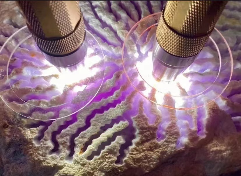 紫罗兰翡翠|?  百万级木那翡翠原石，一刀是否能“功成名就”