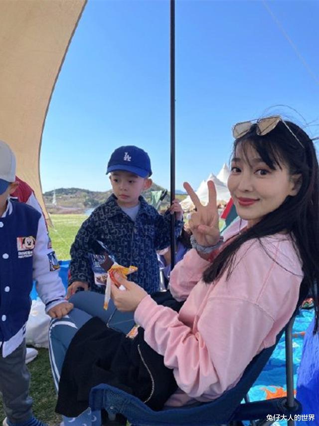 德云社|德云社饼嫂发视频，抱着小儿子与大家互动，粉丝：饼嫂真漂亮